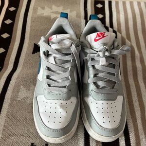 Nike Kids' Gray and White Sneakers with Blue Accents